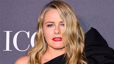 Alicia Silverstone poses NUDE to inspire people to wear vegan。